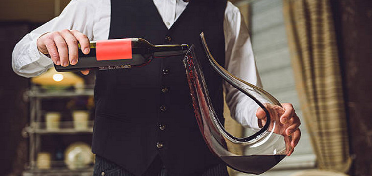 Decanter là gì? 3 điều thú vị về Decanter nhân viên phục vụ cần biết