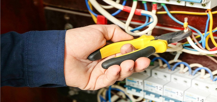 Bộ đồ nghề nhân viên kỹ thuật khách sạn gồm những gì?